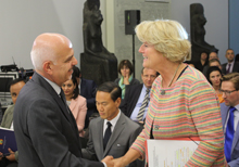 Monika Grütters begrüßt den 
irakischen Botschafter Hussain 
Mahmood Fadhlalla Alkhateeb