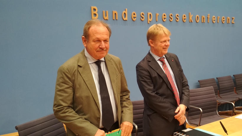 Die Vorsitzenden Frank Bsirske (ver.di, links) und Reiner Hoffmann (DGB). - Bild: zwd