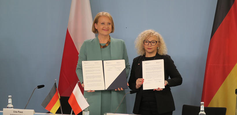 Gleichstellungsministerinnen Lisa Paus und Katarzyna Kotula nach Unterzeichnung des Memorandum of Understanding beim Deutsch-Polnischen-Tag in Berlin / © Lena Kuhn