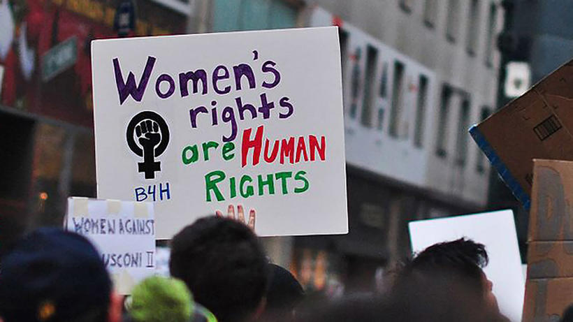 Feminist:innen bei einer Demonstration für gleiche Rechte. - Bild: Wikimedia/ Narih Lee