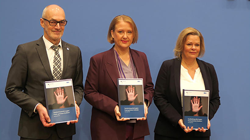 Vizepräsident des Bundeskriminalamts Michael Kretschmer, Bundesfrauenministerin Lisa Paus und Bundesinnenministerin Nancy Faeser bei der Bundespressekonferenz in Berlin / © Lena Kuhn