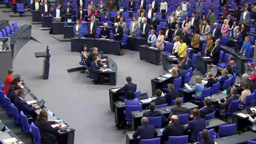 Schlussabstimmung über die 29. BAföG-Novelle im Bundestag: Hier Zustimmung stehend [die Abgeordneten der Ampel] (Bild: BTG-Livestream)