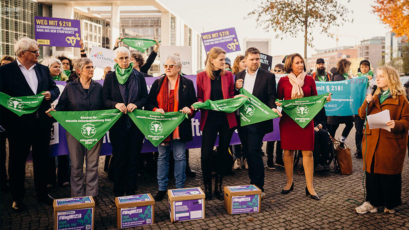 Die Bundestagsabgeordneten (v-l-n-r-): Leni Breymaier und Sönke Rix (Frauenpolitische Sprecherin bzw. Stellvertretender Vorsitzender der SPD-Bundestagsfraktion); Britta Hasselmann und Ulle Schauws (Vorsitzende bzw. Frauenpolitische Sprecherin der Bundestagsfraktion B‘90/Die Grünen); Heike Engelhardt, Sonja Eichwede und Axel Echeverria (alle SPD-Bundestagsfraktion: Mitglied des Gesundheitsausschusses bzw. Rechtspolitische Sprecherin bzw. Fraktionsobmann für den Petitionsausschuss); Nicole Westig (Pflegepolitische Sprecherin der FDP-Bundestagsfraktion). 			      (Bild: Greta Verlag)